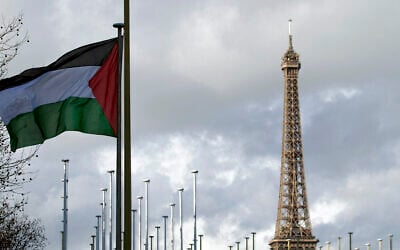 Le drapeau palestinien est hissé pour la première fois (avec la tour Eiffel en arrière-plan) le 13 décembre 2011 au-dessus d'une agence de l'ONU, le siège de l'UNESCO à Paris. (Crédit : Joël SAGET / AFP)