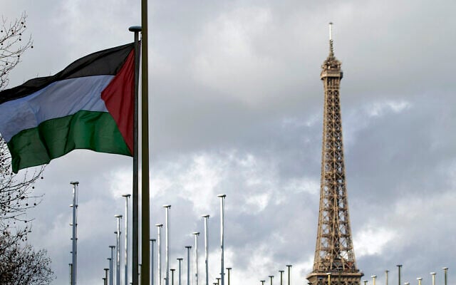 Le drapeau palestinien est hissé pour la première fois (avec la tour Eiffel en arrière-plan) le 13 décembre 2011 au-dessus d'une agence de l'ONU, le siège de l'UNESCO à Paris. (Crédit : Joël SAGET / AFP) Le drapeau palestinien est hissé pour la première fois (avec la tour Eiffel en arrière-plan) le 13 décembre 2011 au-dessus d'une agence de l'ONU, le siège de l'UNESCO à Paris. (Crédit : Joël SAGET / AFP)