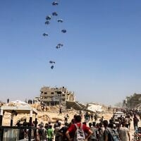 Illustration : Des Gazaouis rassemblés lors du largage d'une aide humanitaire par un avion de transport militaire C-130 Hercules au nord de la bande de Gaza, le 27 juillet 2025. (Crédit : Bashar Taleb/AFP)
