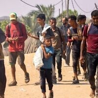 Des Gazaouis transportant leurs effets personnels, dans le quartier d'al-Mawasi, à Rafah, dans le sud de la bande de Gaza, le 28 juillet 2025. (Crédit : AFP)