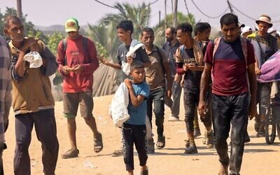 Des Gazaouis transportant leurs effets personnels, dans le quartier d'al-Mawasi, à Rafah, dans le sud de la bande de Gaza, le 28 juillet 2025. (Crédit : AFP)