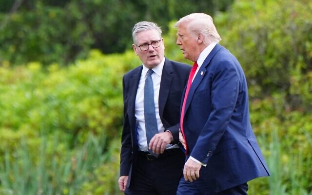 Illustration : Le président américain Donald Trump (à droite) et le Premier ministre britannique Keir Starmer (à gauche) discutant à leur arrivée dans la propriété de Trump, à Balmedie, dans l'Aberdeenshire, au nord-est de l'Écosse, le 28 juillet 2025. (Crédit : Jane Barlow/Pool/AFP)