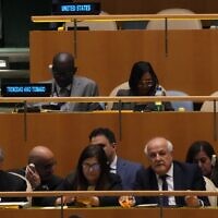 L'ambassadeur palestinien aux Nations Unies Riyad Mansour (à droite) assiste à une conférence des Nations Unies sur une solution à deux Etats pour Israël et les Palestiniens, alors que les sièges de la délégation américaine restent vides, au siège des Nations Unies, le 28 juillet 2025 à New York (Crédit : TIMOTHY A. CLARY / AFP)