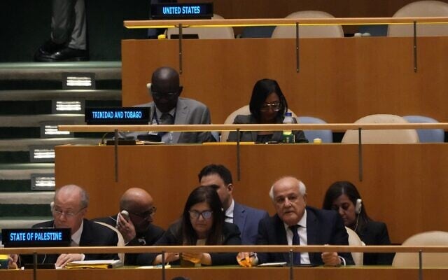 L'ambassadeur palestinien aux Nations Unies Riyad Mansour (à droite) assiste à une conférence des Nations Unies sur une solution à deux Etats pour Israël et les Palestiniens, alors que les sièges de la délégation américaine restent vides, au siège des Nations Unies, le 28 juillet 2025 à New York (Crédit : TIMOTHY A. CLARY / AFP) L'ambassadeur palestinien aux Nations Unies Riyad Mansour (à droite) assiste à une conférence des Nations Unies sur une solution à deux Etats pour Israël et les Palestiniens, alors que les sièges de la délégation américaine restent vides, au siège des Nations Unies, le 28 juillet 2025 à New York (Crédit : TIMOTHY A. CLARY / AFP)
