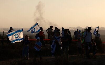 Des manifestants de droite israéliens se rassemblent sur une colline surplombant la bande de Gaza, près de la barrière frontalière, le 30 juillet 2025, lors d'un rassemblement marquant le 20ᵉ anniversaire du retrait israélien de Gaza (Crédit : Menahem KAHANA / AFP)