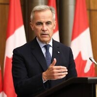 Le Premier ministre canadien Mark Carney quittant la salle après avoir pris la parole lors d'une conférence de presse à l'issue d'une réunion du Cabinet consacrée aux négociations commerciales avec les États-Unis et à la situation au Moyen-Orient, au Théâtre national de la presse, à Ottawa, dans l'Ontario, au Canada, le 30 juillet 2025. (Crédit : Dave Chan/AFP)