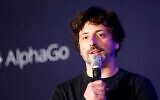 Sergey Brin, co-fondateur de Google, s'exprimant lors d'une conférence de presse après avoir terminé la troisième partie du Google DeepMind Challenge Match, à Séoul, en Corée du Sud, le 12 mars 2016. (Crédit : Lee Jin-man/AP)