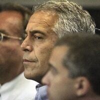 Jeffrey Epstein, au centre, comparaît au tribunal de West Palm Beach, en Floride, le 30 juillet 2008. (Crédit : Uma Sanghvi/Palm Beach Post via AP)