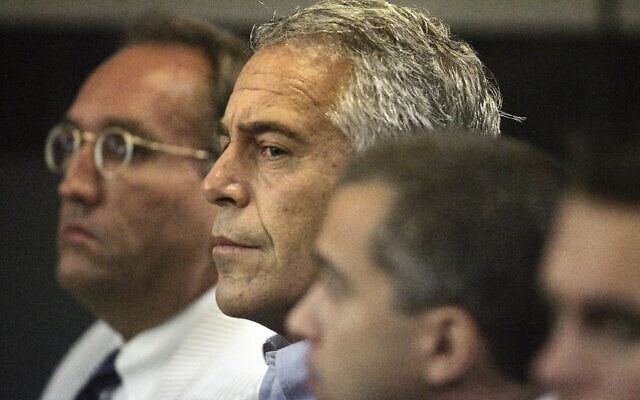 Jeffrey Epstein, au centre, comparaît au tribunal de West Palm Beach, en Floride, le 30 juillet 2008. (Crédit : Uma Sanghvi/Palm Beach Post via AP)