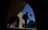 Des étudiants sur le campus de l'université de Stanford, en Californie, le 9 avril 2019. (Crédit : Jeff Chiu/AP)