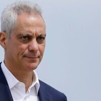 Le maire de Chicago de l'époque, Rahm Emanuel, arriver pour donner une conférence de presse non loin de la tour de contrôle du trafic aérien sud de l'aéroport international O'Hare de Chicago, le 22 avril 2019. (AP Photo/Kiichiro Sato)