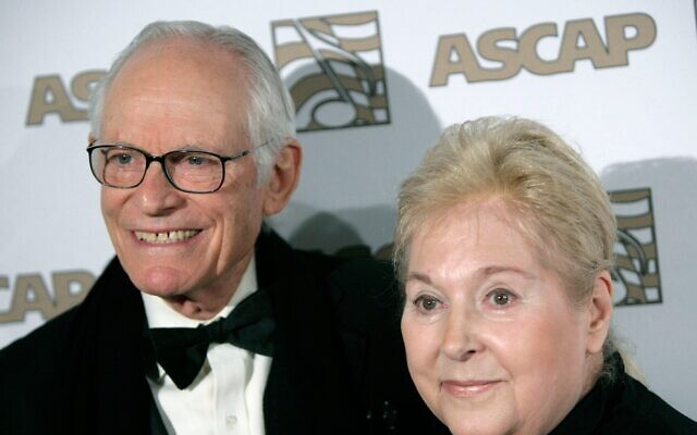 Les lauréats Alan et Marilyn Bergman arrivant à la cérémonie des ASCAP Film and Television Music Awards, à Beverly Hills, en Californie, le 6 mai 2008. (Crédit : Matt Sayles/AP) Les lauréats Alan et Marilyn Bergman arrivant à la cérémonie des ASCAP Film and Television Music Awards, à Beverly Hills, en Californie, le 6 mai 2008. (Crédit : Matt Sayles/AP)