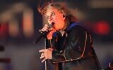 Ozzy Osbourne se produisant à la mi-temps d'un match de football américain professionnel de la NFL entre les Rams de Los Angeles et les Bills de Buffalo, à Inglewood, en Californie, le 8 septembre 2021. (Crédit : John McCoy/AP)