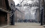 Des gens visitent le camp de concentration d'Auschwitz-Birkenau à Oswiecim, en Pologne, le 15 février 2019. (Crédit : AP Photo/Michael Sohn)
