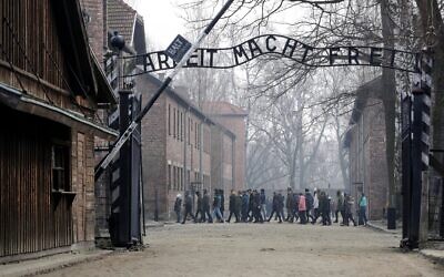 Des gens visitent le camp de concentration d'Auschwitz-Birkenau à Oswiecim, en Pologne, le 15 février 2019. (Crédit : AP Photo/Michael Sohn)