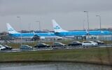 Illustration : Des avions de la compagnie KLM sur le tarmac de l'aéroport de Schiphol, près d'Amsterdam, aux Pays-Bas, le 18 janvier 2018. (Crédit : Peter Dejong/AP)