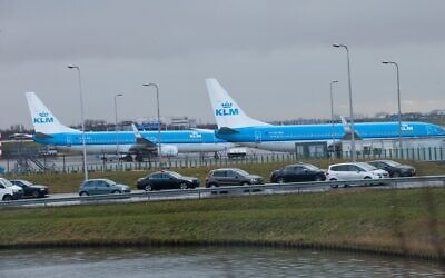 Illustration : Des avions de la compagnie KLM sur le tarmac de l'aéroport de Schiphol, près d'Amsterdam, aux Pays-Bas, le 18 janvier 2018. (Crédit : Peter Dejong/AP)