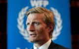 Carl Skau, directeur exécutif adjoint du Programme alimentaire mondial des Nations unies (PAM), s'exprimant lors d'une interview avec l'Associated Press à Beyrouth, au Liban, le 1ᵉʳ août 2023. (Crédit : Hassan Ammar/AP)
