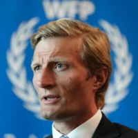 Carl Skau, directeur exécutif adjoint du Programme alimentaire mondial des Nations unies (PAM), s'exprimant lors d'une interview avec l'Associated Press à Beyrouth, au Liban, le 1ᵉʳ août 2023. (Crédit : Hassan Ammar/AP)