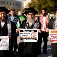 Des membres de Neturei Karta, une organisation juive ultra-orthodoxe internationale antisioniste, défilent lors d'une manifestation pro-palestinienne à Istanbul, en Turquie, dimanche, décembre. 10, 2023. (Crédit : AP/Emrah Gurel)