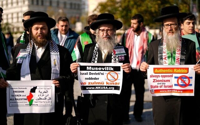 Des membres de Neturei Karta, une organisation juive ultra-orthodoxe internationale antisioniste, défilent lors d'une manifestation pro-palestinienne à Istanbul, en Turquie, dimanche, décembre. 10, 2023. (Crédit : AP/Emrah Gurel)
