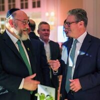 Le Premier ministre britannique Keir Starmer s'entretient avec le grand rabbin Ephraim Mirvis, lors du dîner de collecte de fonds organisé par le Holocaust Education Trust, à Londres, le lundi 16 septembre 2024. (Crédit : Isabel Infantes/Pool via AP)