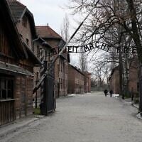 L'entrée du mémorial et du musée d'Auschwitz-Birkenau, ancien camp de concentration et d'extermination nazi, à Oświęcim, en Pologne, le 26 janvier 2025. (Crédit : Czarek Sokolowski/AP)