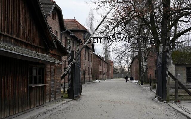 L'entrée du mémorial et du musée d'Auschwitz-Birkenau, ancien camp de concentration et d'extermination nazi, à Oswiecim, en Pologne, le 26 janvier 2025. (Crédit : Czarek Sokolowski/AP)