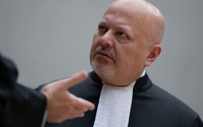 Le procureur général de la Cour pénale internationale (CPI), Karim Khan, s'exprimant en attendant l'apparition par vidéoconférence de l'ancien président philippin Rodrigo Duterte devant la CPI, à La Haye, le 14 mars 2025. (Crédit : Peter Dejong/AP/Pool)