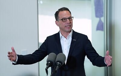 Le gouverneur de Pennsylvanie, Josh Shapiro, visite la nouvelle usine de fabrication de la Hershey Company à Hershey, en Pennsylvanie, le 16 avril 2025. (Crédit : Matt Rourke/AP)