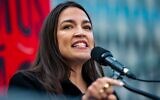 La représentante américaine Alexandria Ocasio-Cortez, démocrate de New York, s'exprimant lors du rassemblement organisé par la NYCLU pour les droits des travailleurs et des immigrants, à Foley Square, le 1ᵉʳ mai 2025, à New York. (Crédit : Angelina Katsanis/AP)