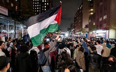 Des manifestants anti-Israël rassemblés près d'une zone où des personnes étaient arrêtées près du campus de l'université Columbia, à New York, le 30 avril 2024. (Crédit : Craig Ruttle/AP)