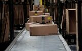 Des cartons empilés sur un tapis roulant dans un entrepôt Amazon, à Tepotzotlan, au Mexique, le 22 mai 2025. (Crédit : Marco Ugarte/AP)