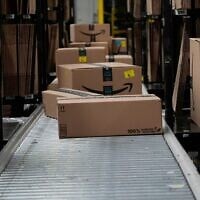 Des cartons empilés sur un tapis roulant dans un entrepôt Amazon, à Tepotzotlan, au Mexique, le 22 mai 2025. (Crédit : Marco Ugarte/AP)
