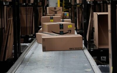 Des cartons empilés sur un tapis roulant dans un entrepôt Amazon, à Tepotzotlan, au Mexique, le 22 mai 2025. (Crédit : Marco Ugarte/AP)