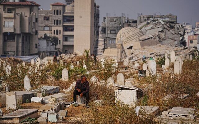 Des Palestiniens visitent des tombes au cimetière de Sheikh Radwan, dans la ville de Gaza, le premier jour de l'Aïd al-Adha, le vendredi 6 juin 2025. (Crédit : AP/Jehad Alshrafi) Des Palestiniens visitent des tombes au cimetière de Sheikh Radwan, dans la ville de Gaza, le premier jour de l'Aïd al-Adha, le vendredi 6 juin 2025. (Crédit : AP/Jehad Alshrafi)