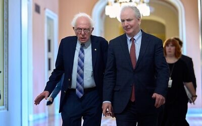 Les sénateurs américains Bernie Sanders et Chris Van Hollen au Capitole, à Washington, le 11 juin 2025. (Crédit : J. Scott Applewhite/AP)