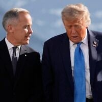 Le Premier ministre canadien Mark Carney s'entretenant avec le président américain Donald Trump avant une photo de groupe lors du sommet du G7, à Kananaskis, au Canada, le 16 juin 2025. (Crédit : Mark Schiefelbein/AP)
