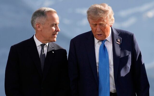 Le Premier ministre canadien Mark Carney s'entretenant avec le président américain Donald Trump avant une photo de groupe lors du sommet du G7, à Kananaskis, au Canada, le 16 juin 2025. (Crédit : Mark Schiefelbein/AP) Le Premier ministre canadien Mark Carney s'entretenant avec le président américain Donald Trump avant une photo de groupe lors du sommet du G7, à Kananaskis, au Canada, le 16 juin 2025. (Crédit : Mark Schiefelbein/AP)