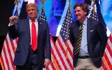 Donald Trump s'entretient avec Tucker Carlson lors d'un spectacle du Tucker Carlson Live Tour au Desert Diamond Arena, à Glendale, en Arizona;  le 31 octobre 2024. (Crédit : AP Photo/Julia Demaree Nikhinson, File).