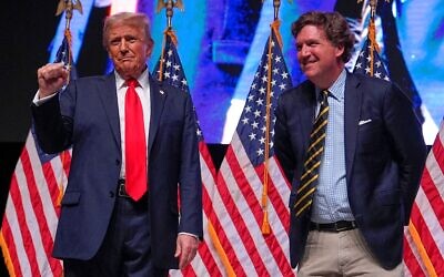 Donald Trump s'entretient avec Tucker Carlson lors d'un spectacle du Tucker Carlson Live Tour au Desert Diamond Arena, à Glendale, en Arizona;  le 31 octobre 2024. (Crédit : AP Photo/Julia Demaree Nikhinson, File).
