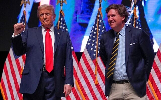 Donald Trump s'entretient avec Tucker Carlson lors d'un spectacle du Tucker Carlson Live Tour au Desert Diamond Arena, à Glendale, en Arizona; le 31 octobre 2024. (Crédit : AP Photo/Julia Demaree Nikhinson, File). Donald Trump s'entretient avec Tucker Carlson lors d'un spectacle du Tucker Carlson Live Tour au Desert Diamond Arena, à Glendale, en Arizona; le 31 octobre 2024. (Crédit : AP Photo/Julia Demaree Nikhinson, File).
