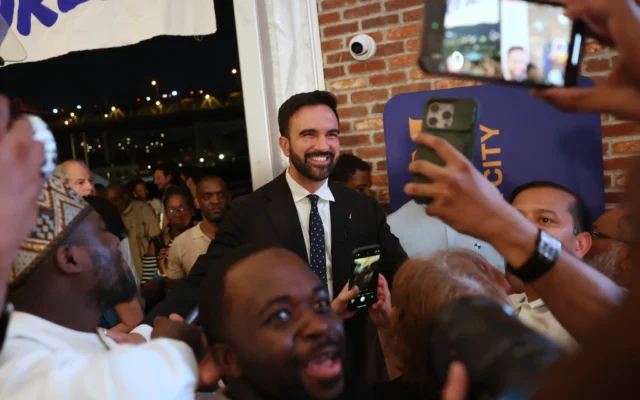 Le candidat démocrate à la mairie de New York, Zohran Mamdani, prend des selfies avec ses partisans après avoir pris la parole lors de sa soirée d'élection primaire, à New York City, le 25 juin 2025. (Crédit : Heather Khalifa/AP)