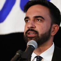 Le candidat démocrate à la mairie Zohran Mamdani prend la parole lors de sa soirée électorale, à New York, le 25 juin 2025. (AP Photo/Heather Khalifa)