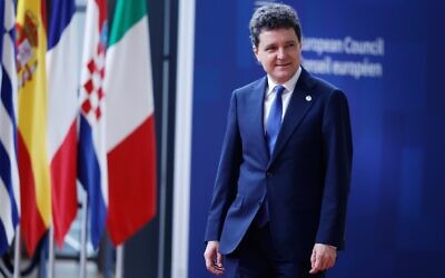 Le président roumain Nicusor Dan arrivant à un sommet de l'UE au bâtiment du Conseil européen, à Bruxelles, le 26 juin 2025. (Crédit : Omar Havana/AP Photo)
