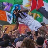 Bob Vylan, sur la scène West Holts, pendant le festival de Glastonbury à Worthy Farm, dans le Somerset, en Angleterre, le 28 juin 2025. (Crédit : Ben Birchall/PA via AP)
