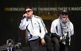 Naoise Ó Cairealláin (à gauche) et Liam Óg, du trio de hip-hop Kneecap, sur scène lors du festival de Glastonbury, le 28 juin 2025. (Crédit : Scott A Garfitt/Invision/AP)