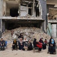 Des patients du service de néphrologie sont assis au milieu des décombres devant l'hôpital Shifa, dans la ville de Gaza, le mardi 1er juillet 2025, alors qu'ils attendent de partir après que l'établissement a suspendu ses services de dialyse en raison de pénuries de carburant nécessaires pour alimenter ses générateurs. (Crédit : AP/Jehad Ashrafi)