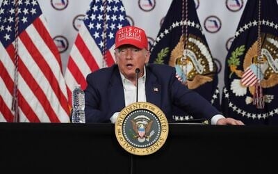 Le président américain Donald Trump s'exprimant lors d'une table ronde à « Alligator Alcatraz », un nouveau centre de détention pour migrants situé dans le centre de formation et de transition Dade-Collier, à Ochopee, en Floride, le 1ᵉʳ juillet 2025. (Crédit : Evan Vucci/AP)