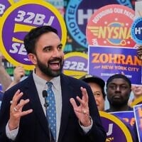 Le candidat démocrate à la mairie, Zohran Mamdani, s'exprimant lors d'un rassemblement au siège du Hotel & Gaming Trades Council, à New York, le 2 juillet 2025. (Crédit : Richard Drew/AP)